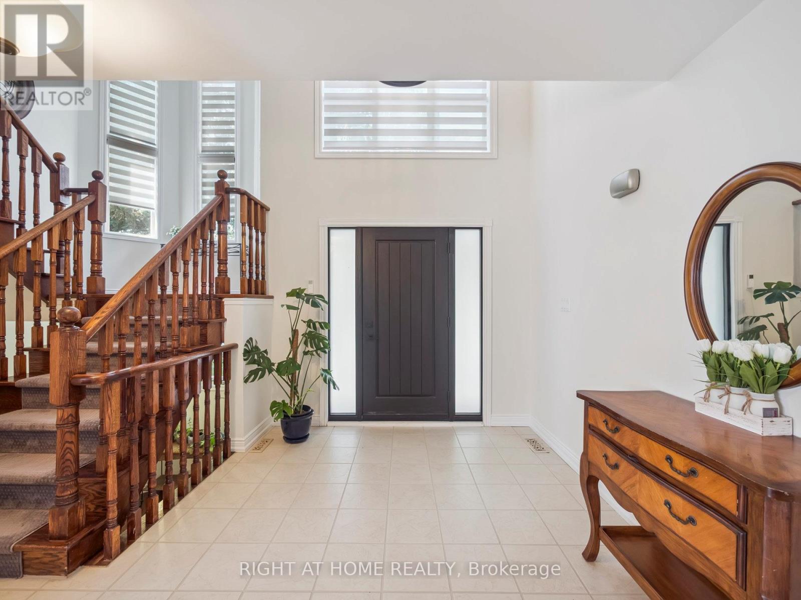 100 Carlyle Crescent, Aurora, ON - Indoor Photo Showing Other Room