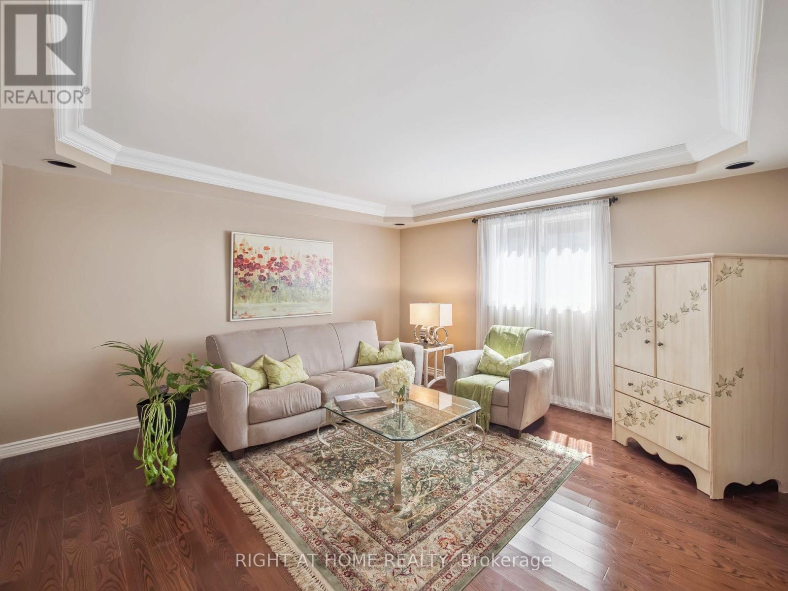 100 Carlyle Crescent, Aurora, ON - Indoor Photo Showing Living Room