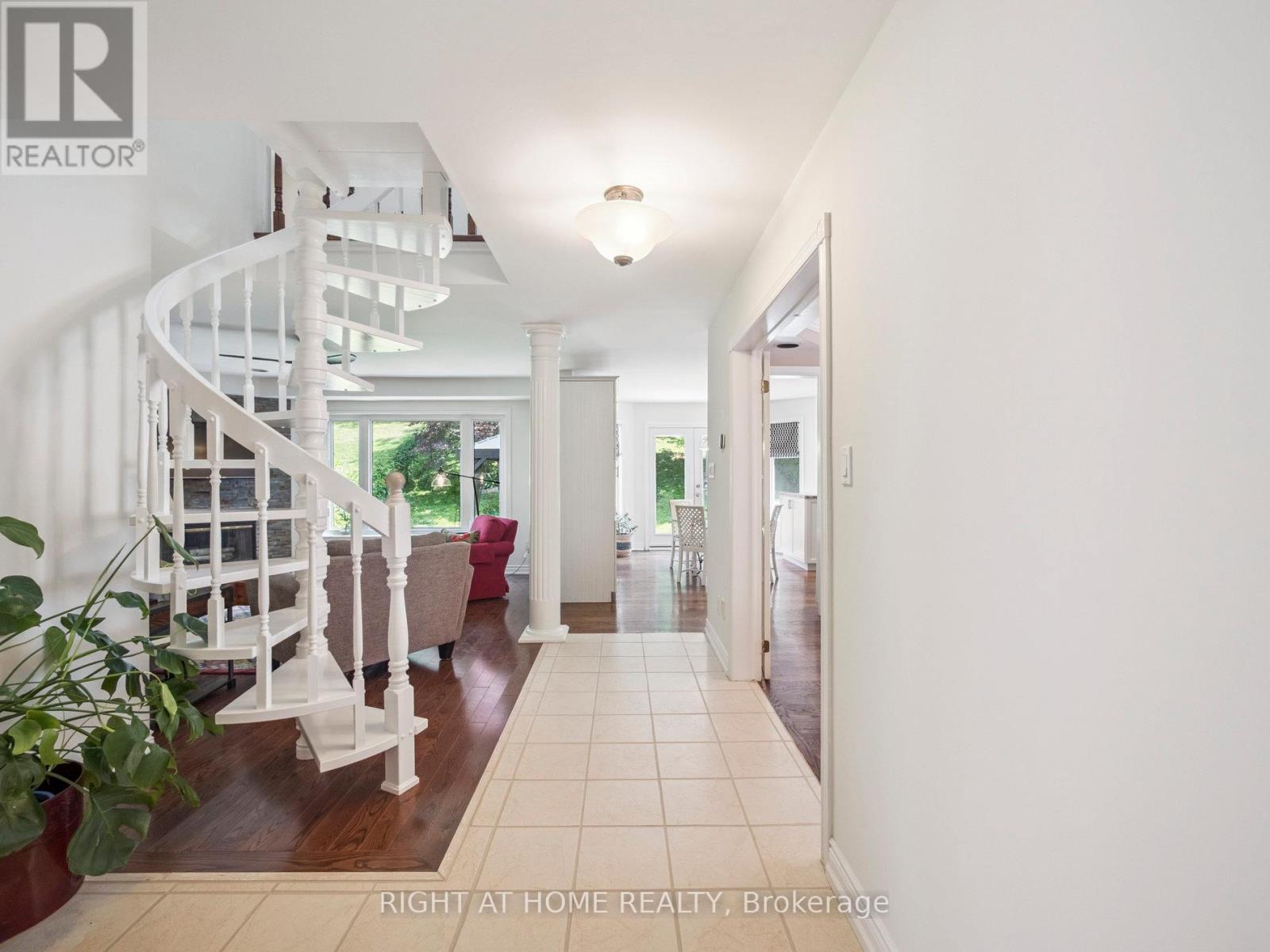 100 Carlyle Crescent, Aurora, ON - Indoor Photo Showing Other Room