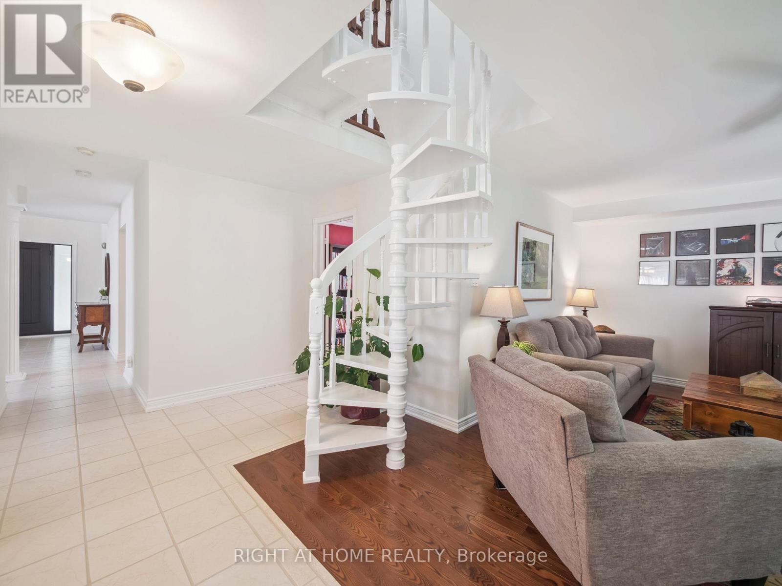 100 Carlyle Crescent, Aurora, ON - Indoor