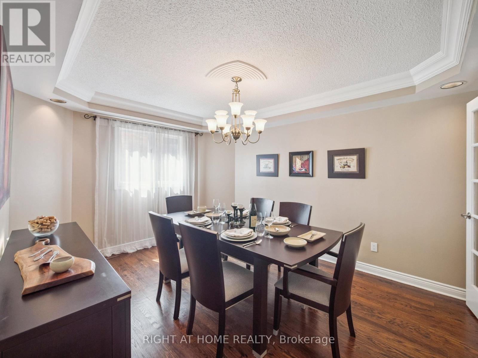 100 Carlyle Crescent, Aurora, ON - Indoor Photo Showing Dining Room