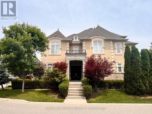 11 FAIRMONT CLOSE  Brampton, ON L6Y 2Y3