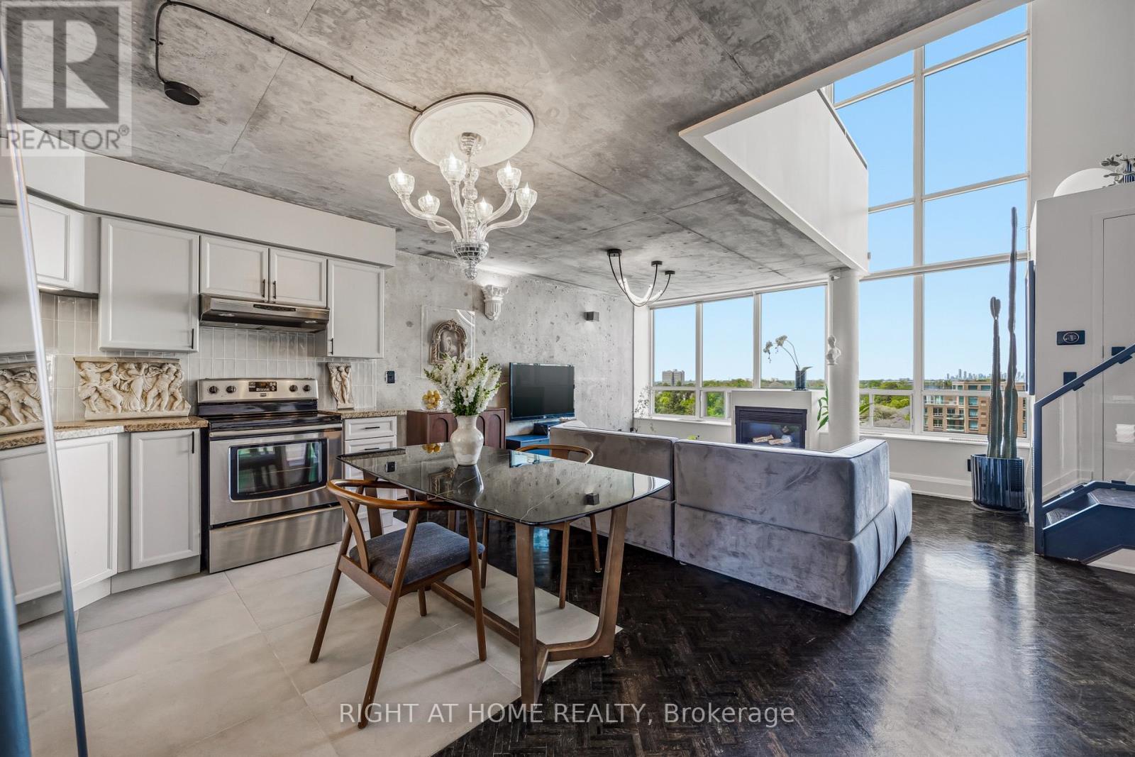 612 - 250 Manitoba Street, Toronto, ON - Indoor Photo Showing Kitchen
