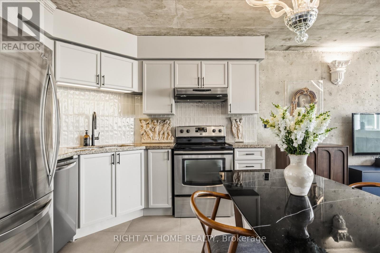 612 - 250 Manitoba Street, Toronto, ON - Indoor Photo Showing Kitchen With Upgraded Kitchen