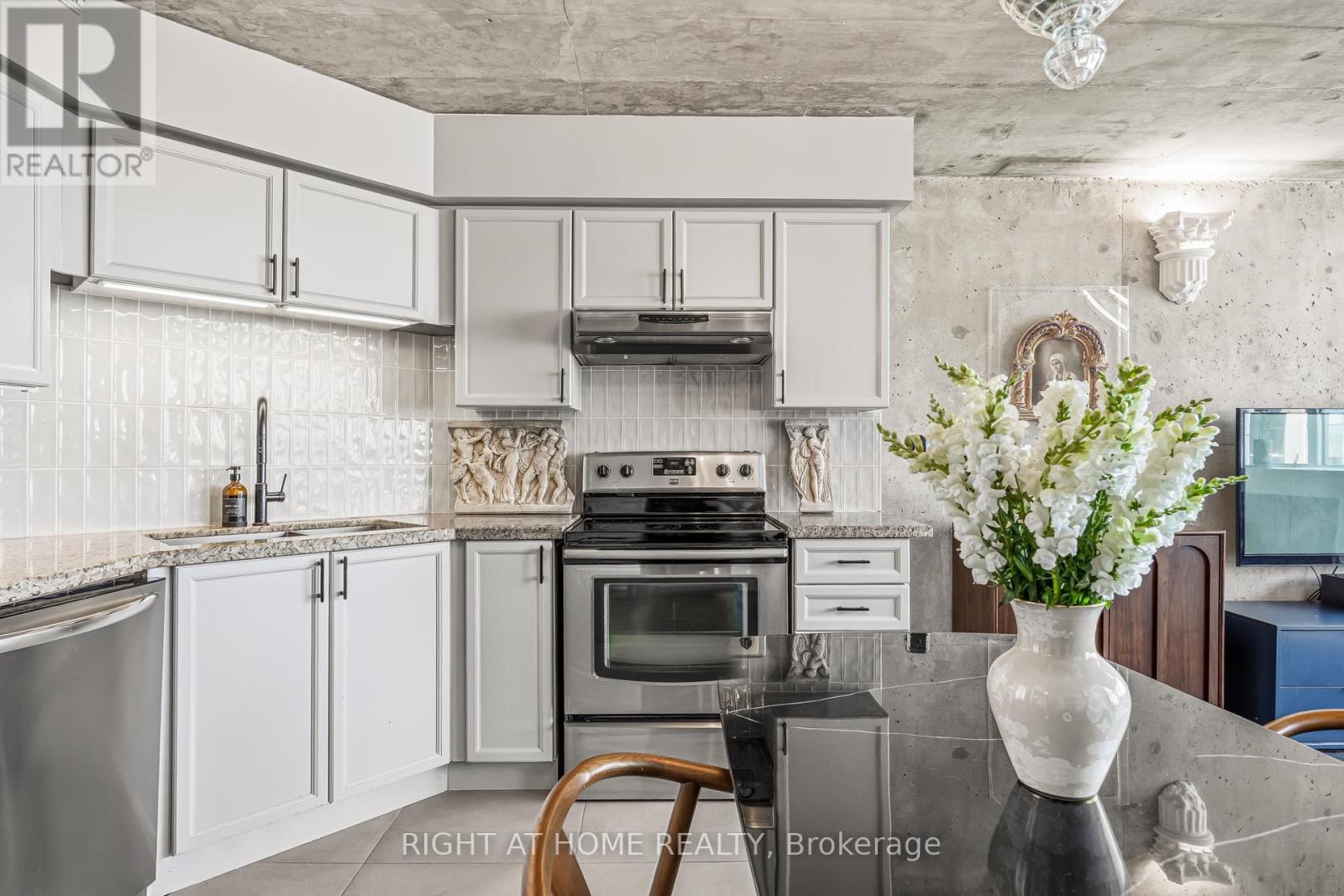 612 - 250 Manitoba Street, Toronto, ON - Indoor Photo Showing Kitchen With Upgraded Kitchen