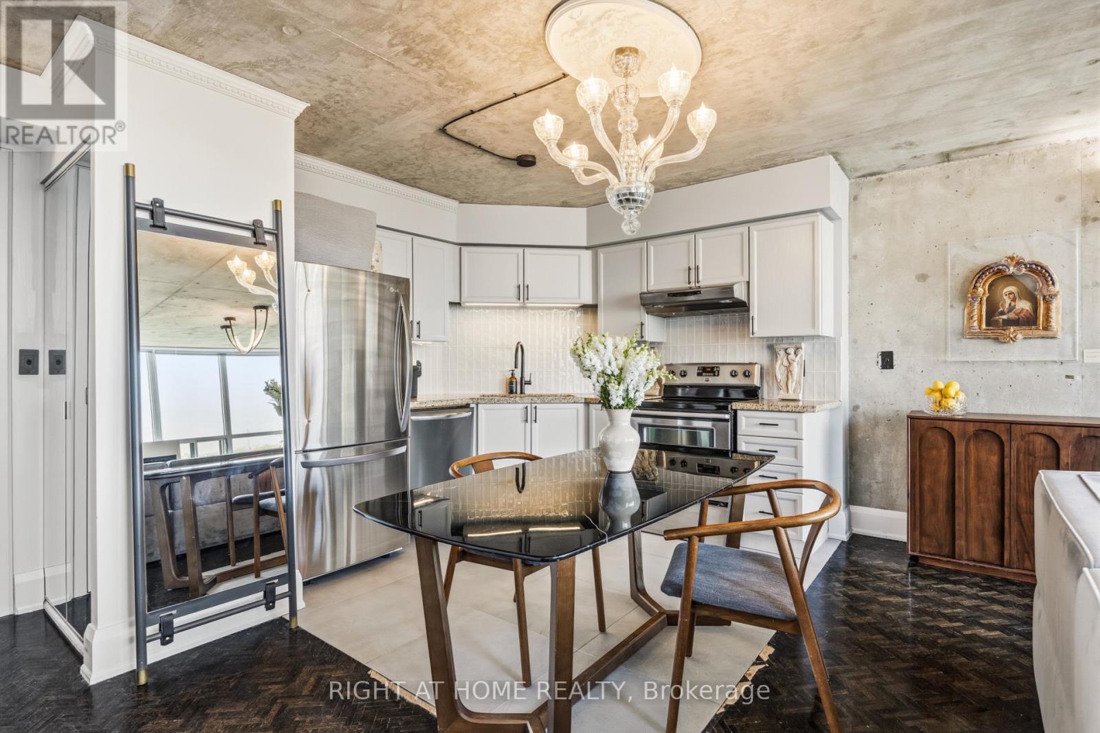 612 - 250 Manitoba Street, Toronto, ON - Indoor Photo Showing Kitchen