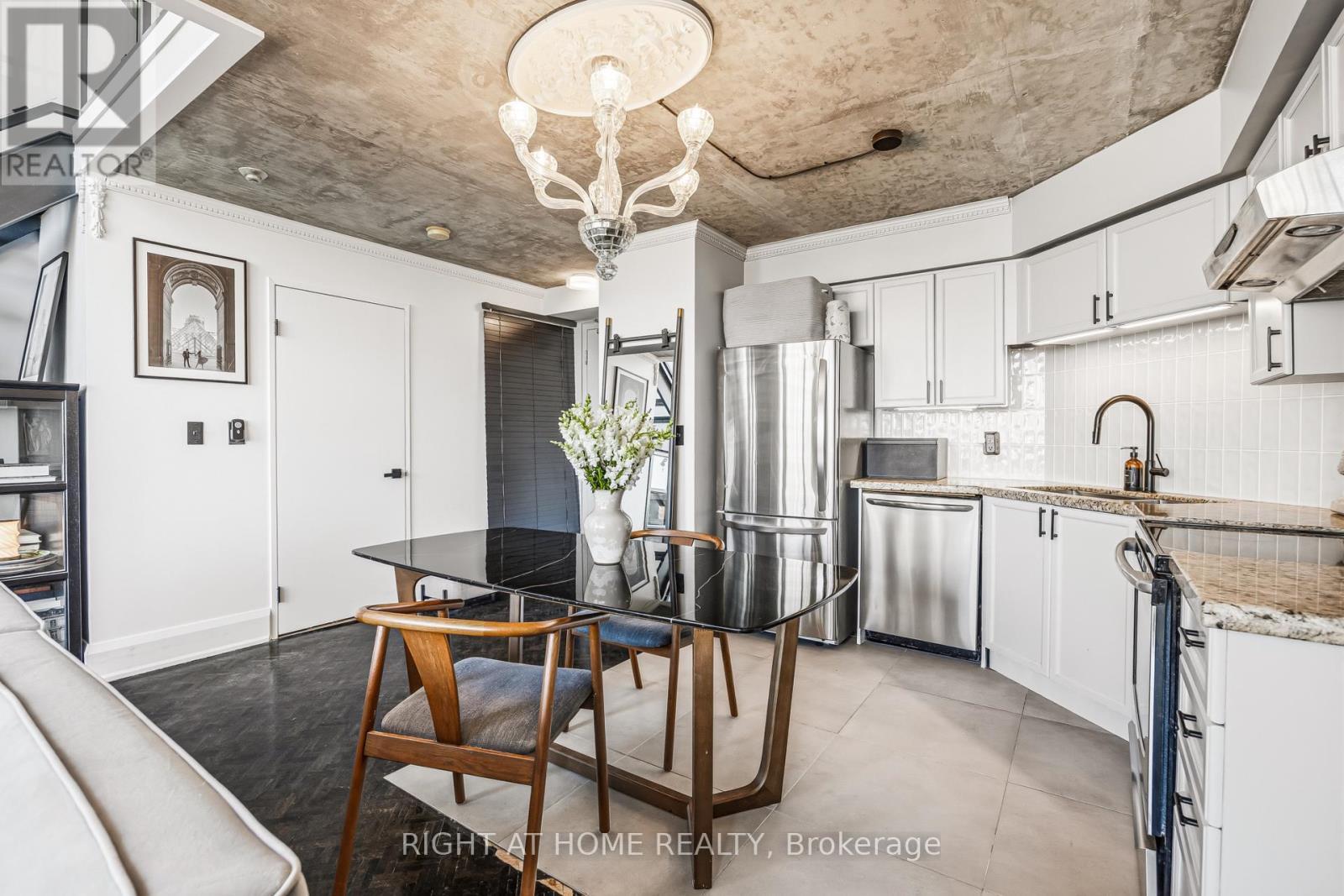 612 - 250 Manitoba Street, Toronto, ON - Indoor Photo Showing Kitchen With Upgraded Kitchen