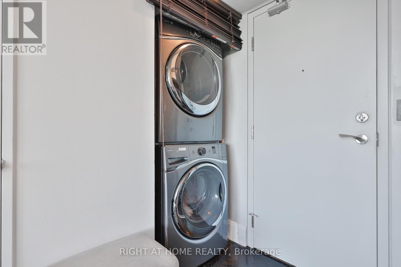 612 - 250 Manitoba Street, Toronto, ON - Indoor Photo Showing Laundry Room