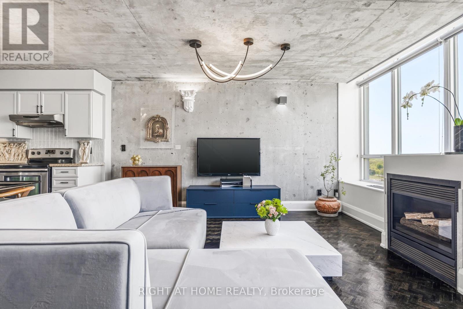 612 - 250 Manitoba Street, Toronto, ON - Indoor Photo Showing Living Room With Fireplace