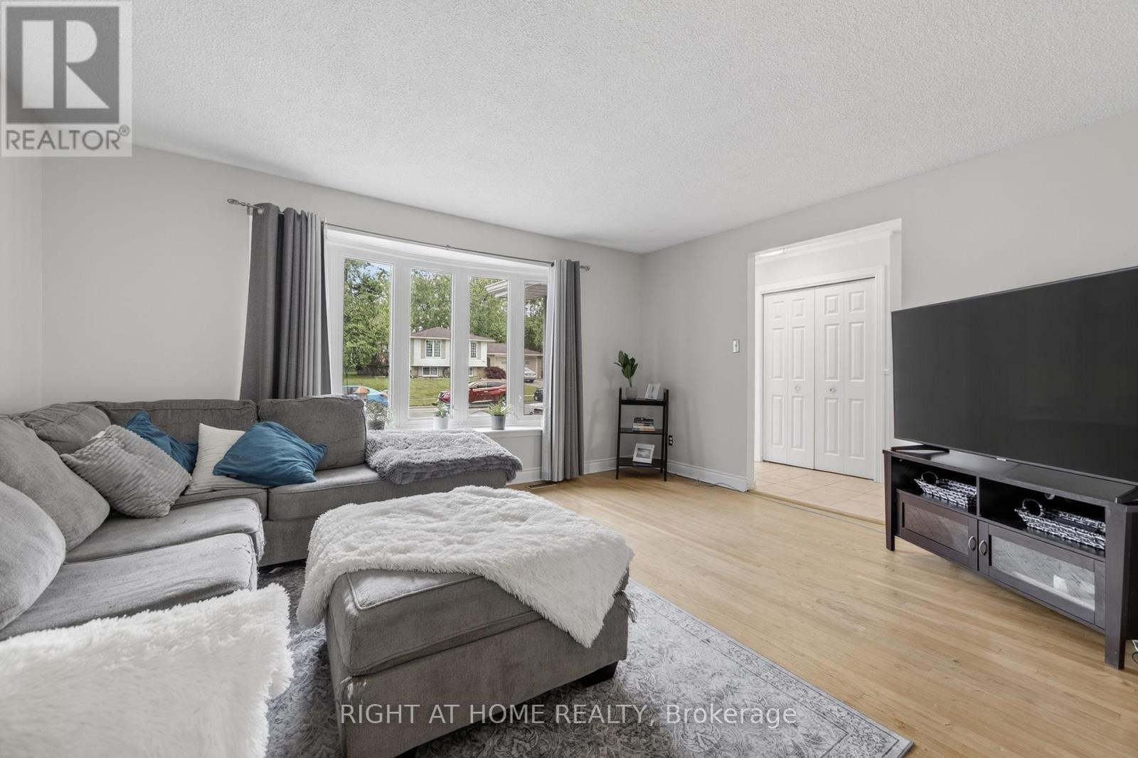 277 Pine Drive, Barrie, ON - Indoor Photo Showing Living Room