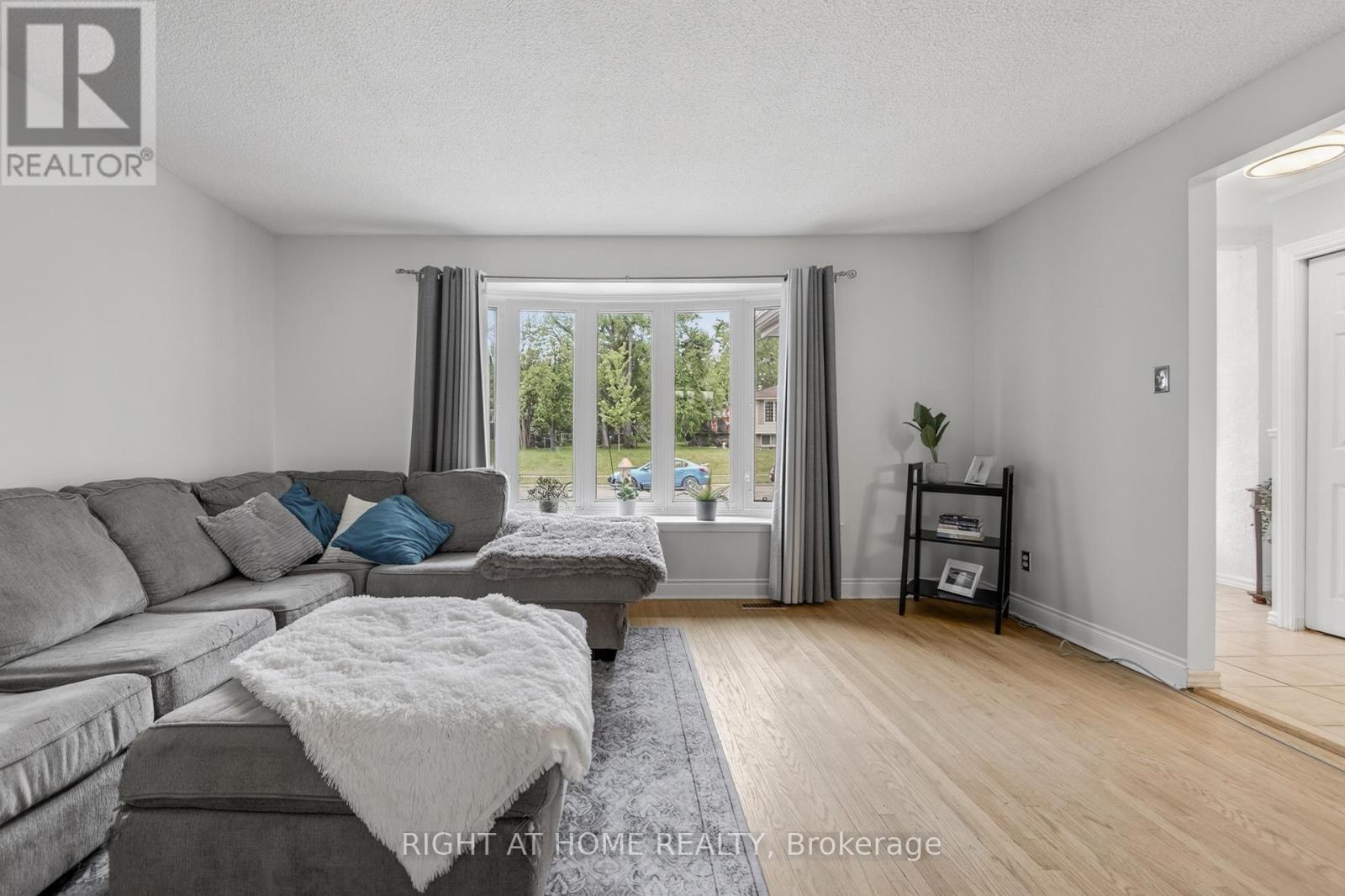 277 Pine Drive, Barrie, ON - Indoor Photo Showing Living Room