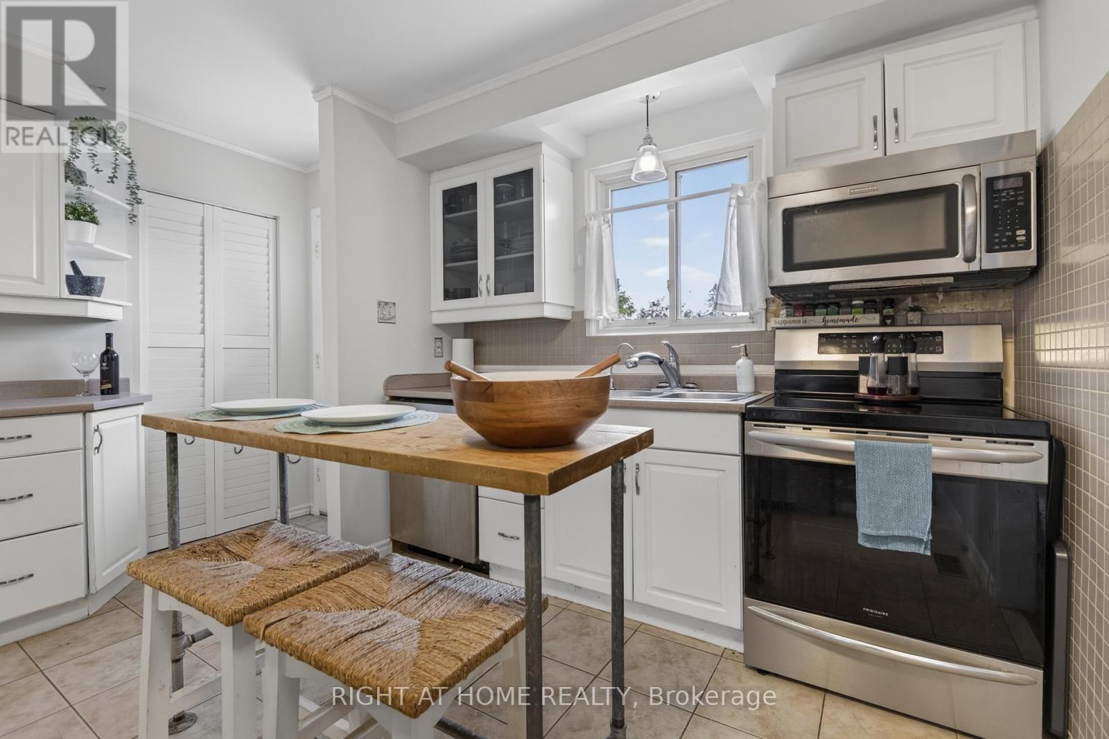 277 Pine Drive, Barrie, ON - Indoor Photo Showing Kitchen