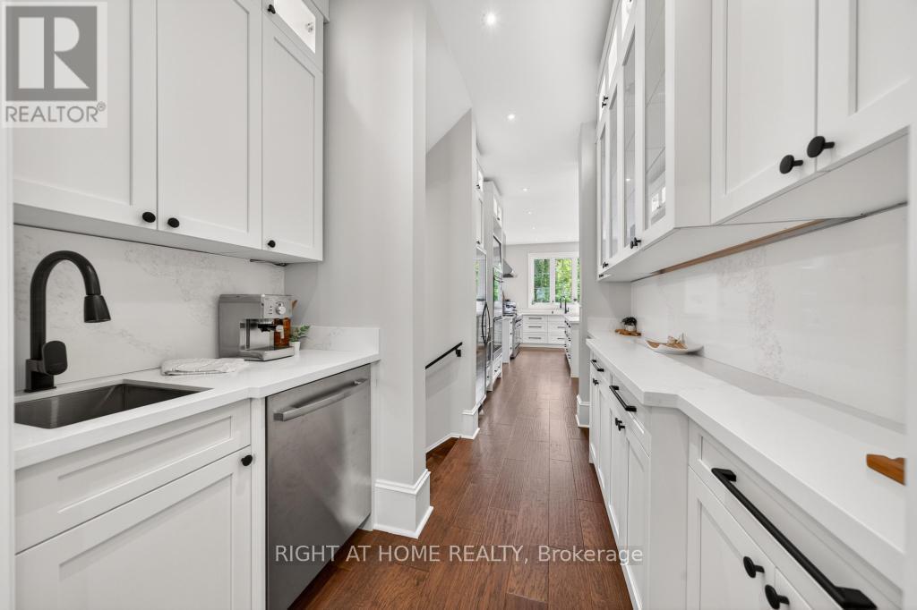64 Ravina Crescent, Hamilton, ON - Indoor Photo Showing Kitchen With Upgraded Kitchen