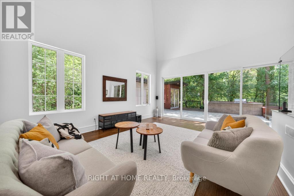 64 Ravina Crescent, Hamilton, ON - Indoor Photo Showing Living Room
