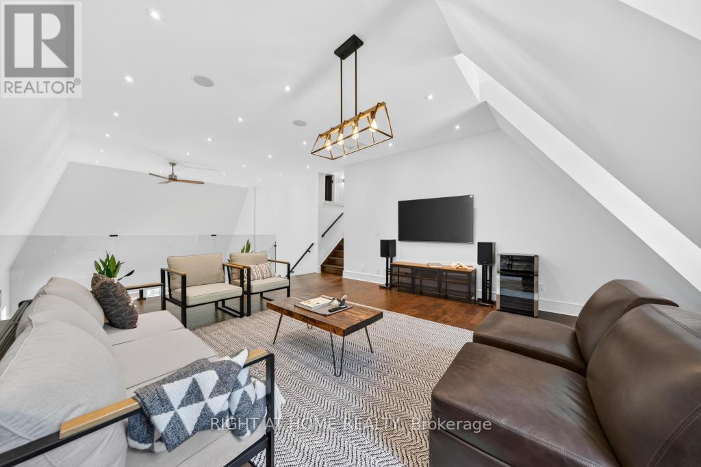 64 Ravina Crescent, Hamilton, ON - Indoor Photo Showing Living Room