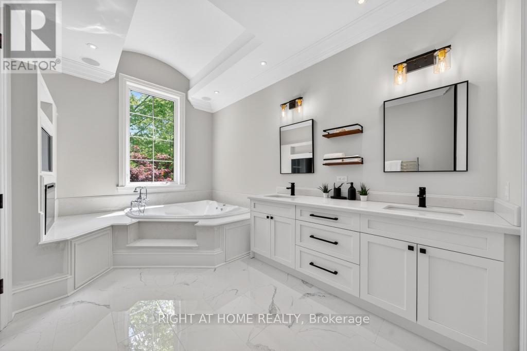 64 Ravina Crescent, Hamilton, ON - Indoor Photo Showing Bathroom