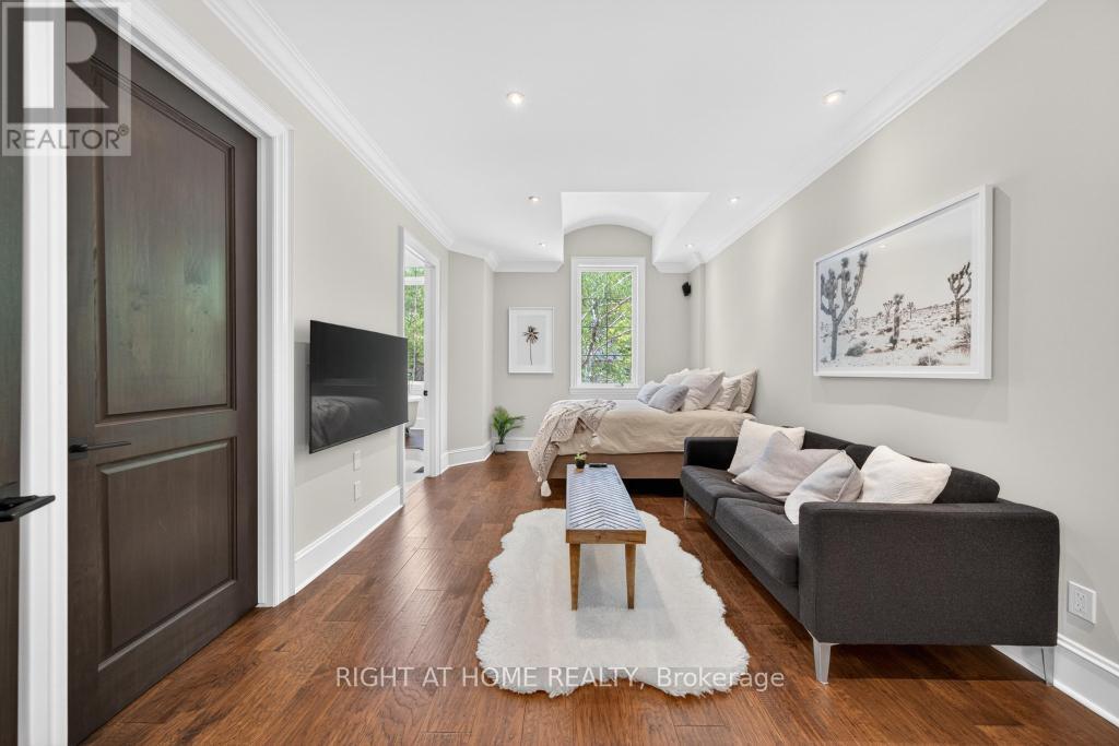64 Ravina Crescent, Hamilton, ON - Indoor Photo Showing Living Room