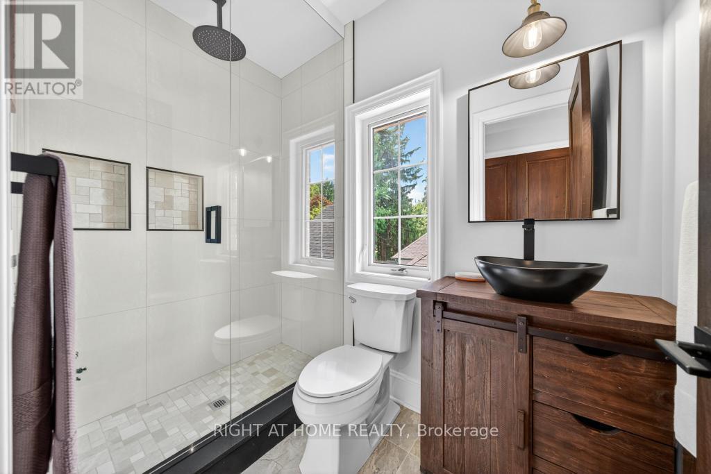 64 Ravina Crescent, Hamilton, ON - Indoor Photo Showing Bathroom