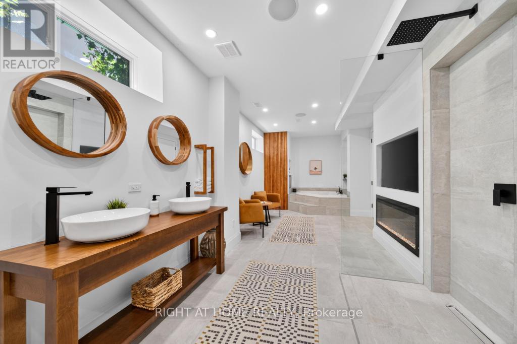 64 Ravina Crescent, Hamilton, ON - Indoor Photo Showing Bathroom