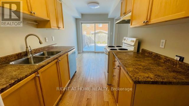140 Sydenham Wells, Barrie, ON - Indoor Photo Showing Kitchen With Double Sink