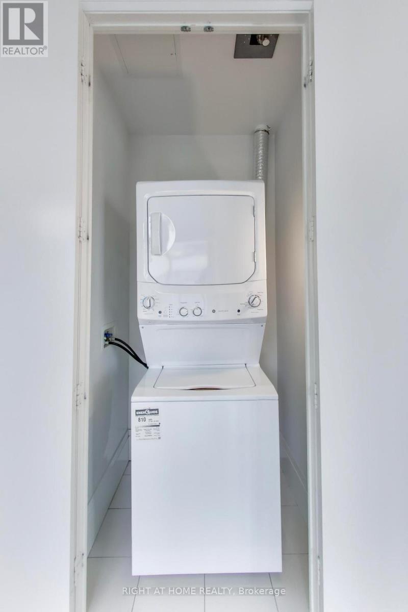 1126 - 39 Queens Quay E, Toronto, ON - Indoor Photo Showing Laundry Room