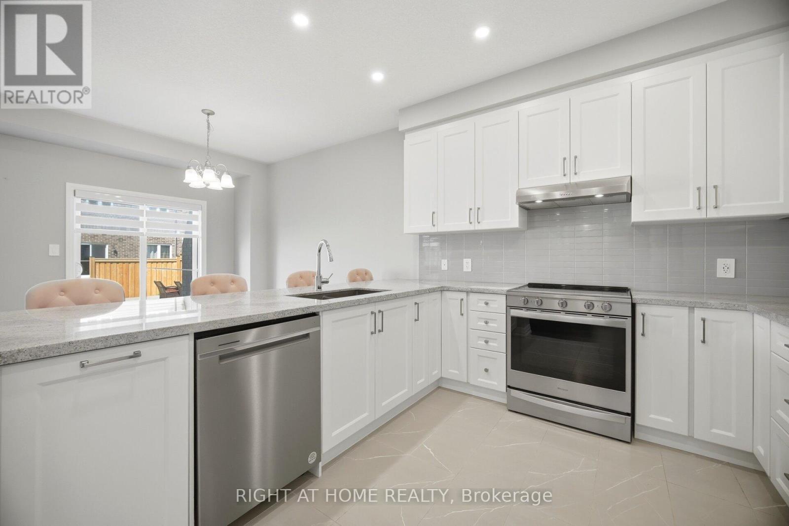 190 Rockledge Drive, Hamilton, ON - Indoor Photo Showing Kitchen With Upgraded Kitchen