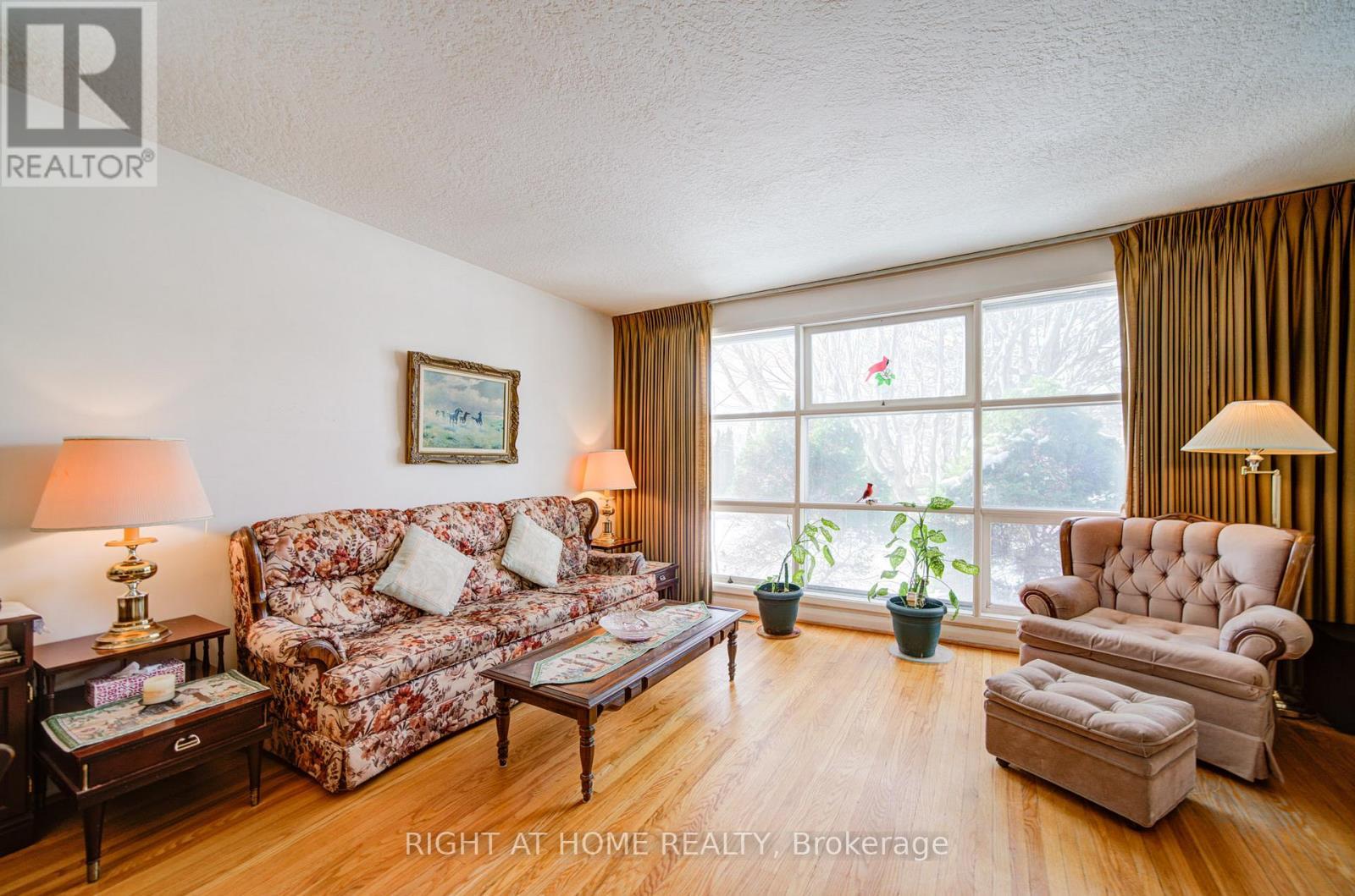 25 Strode Drive, Toronto, ON - Indoor Photo Showing Living Room