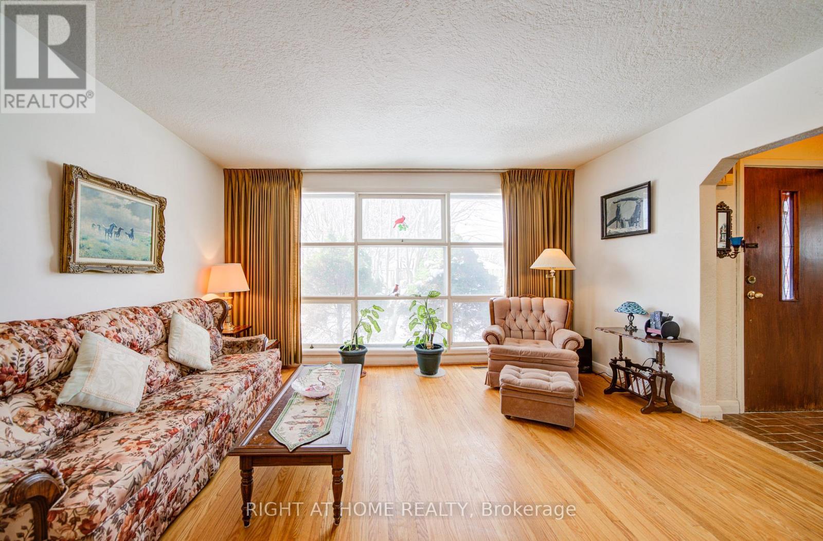 25 Strode Drive, Toronto, ON - Indoor Photo Showing Living Room