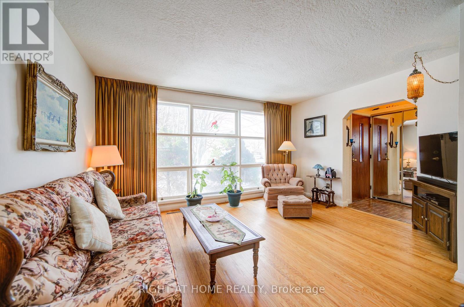 25 Strode Drive, Toronto, ON - Indoor Photo Showing Living Room