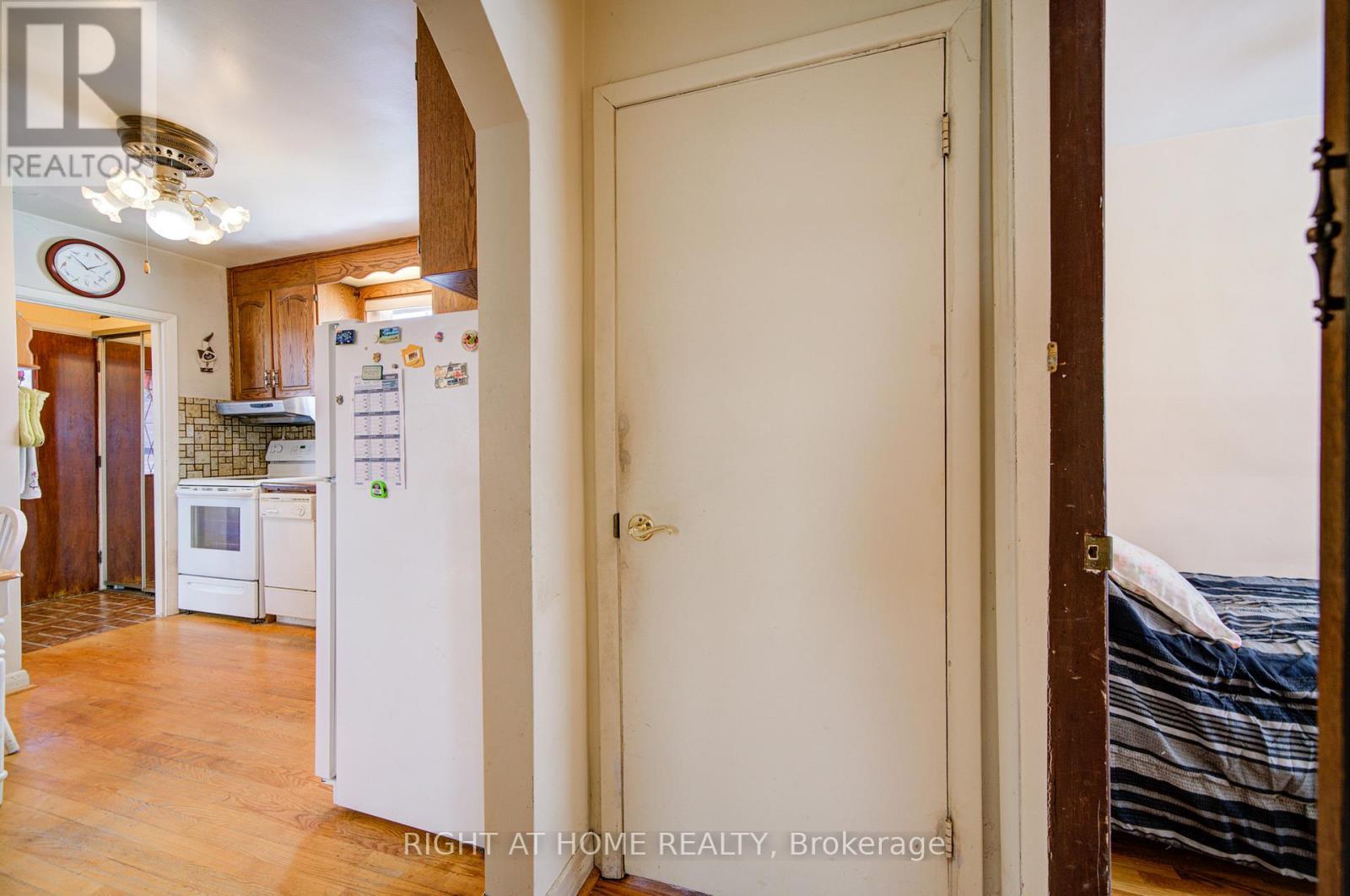 25 Strode Drive, Toronto, ON - Indoor Photo Showing Kitchen