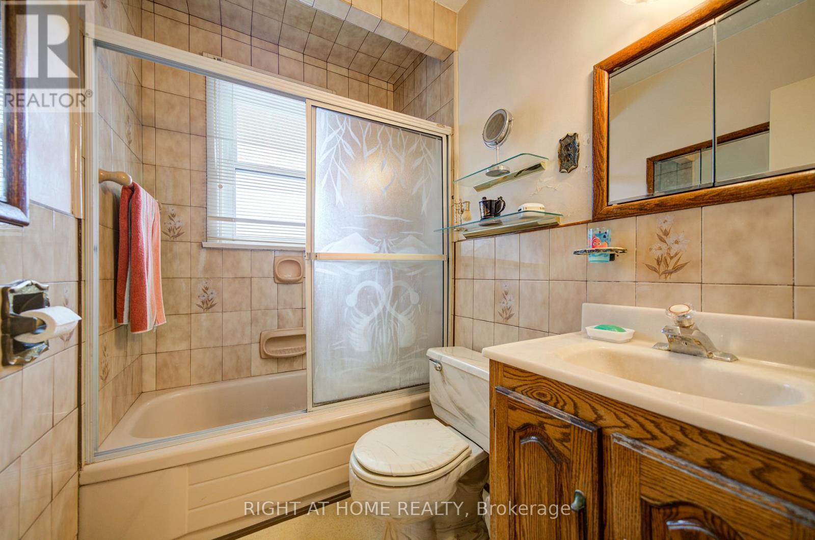 25 Strode Drive, Toronto, ON - Indoor Photo Showing Bathroom