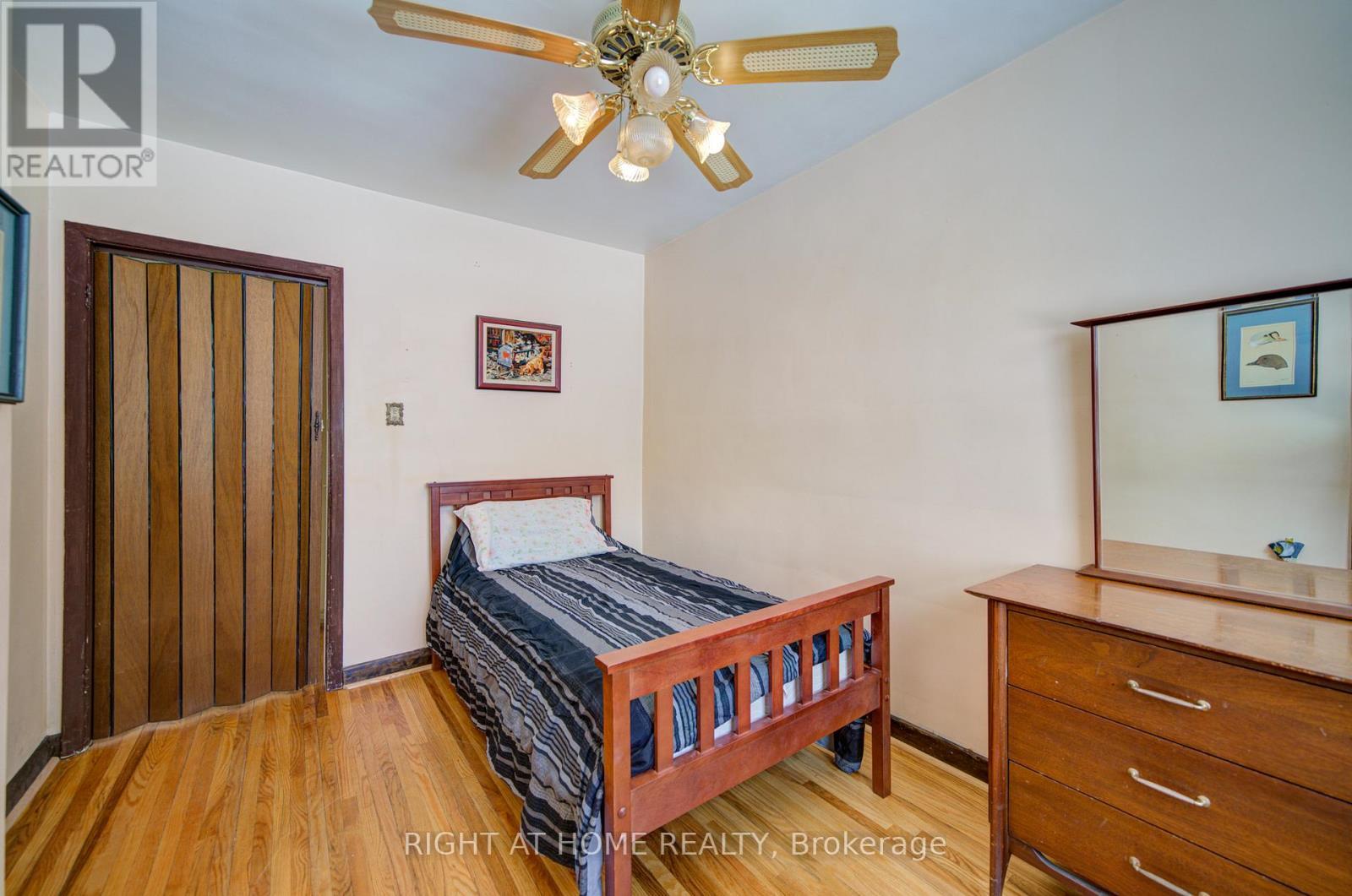 25 Strode Drive, Toronto, ON - Indoor Photo Showing Bedroom