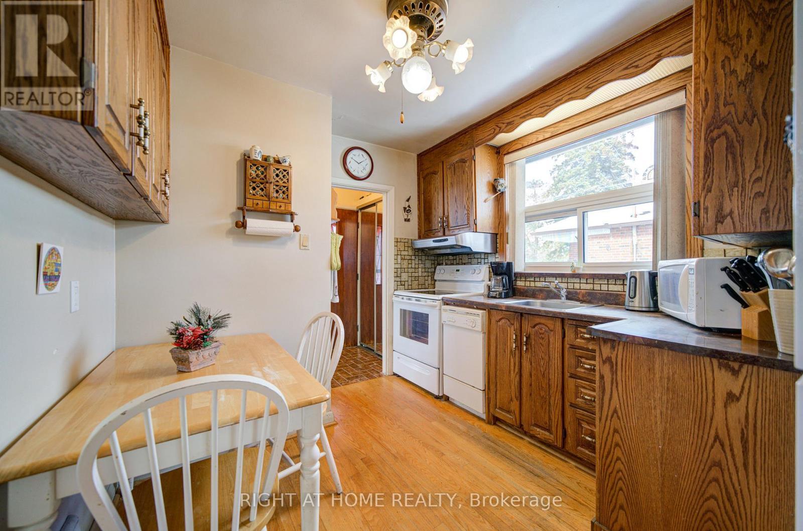 25 Strode Drive, Toronto, ON - Indoor