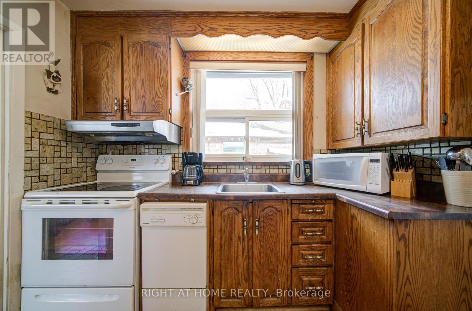 25 Strode Drive, Toronto, ON - Indoor Photo Showing Kitchen