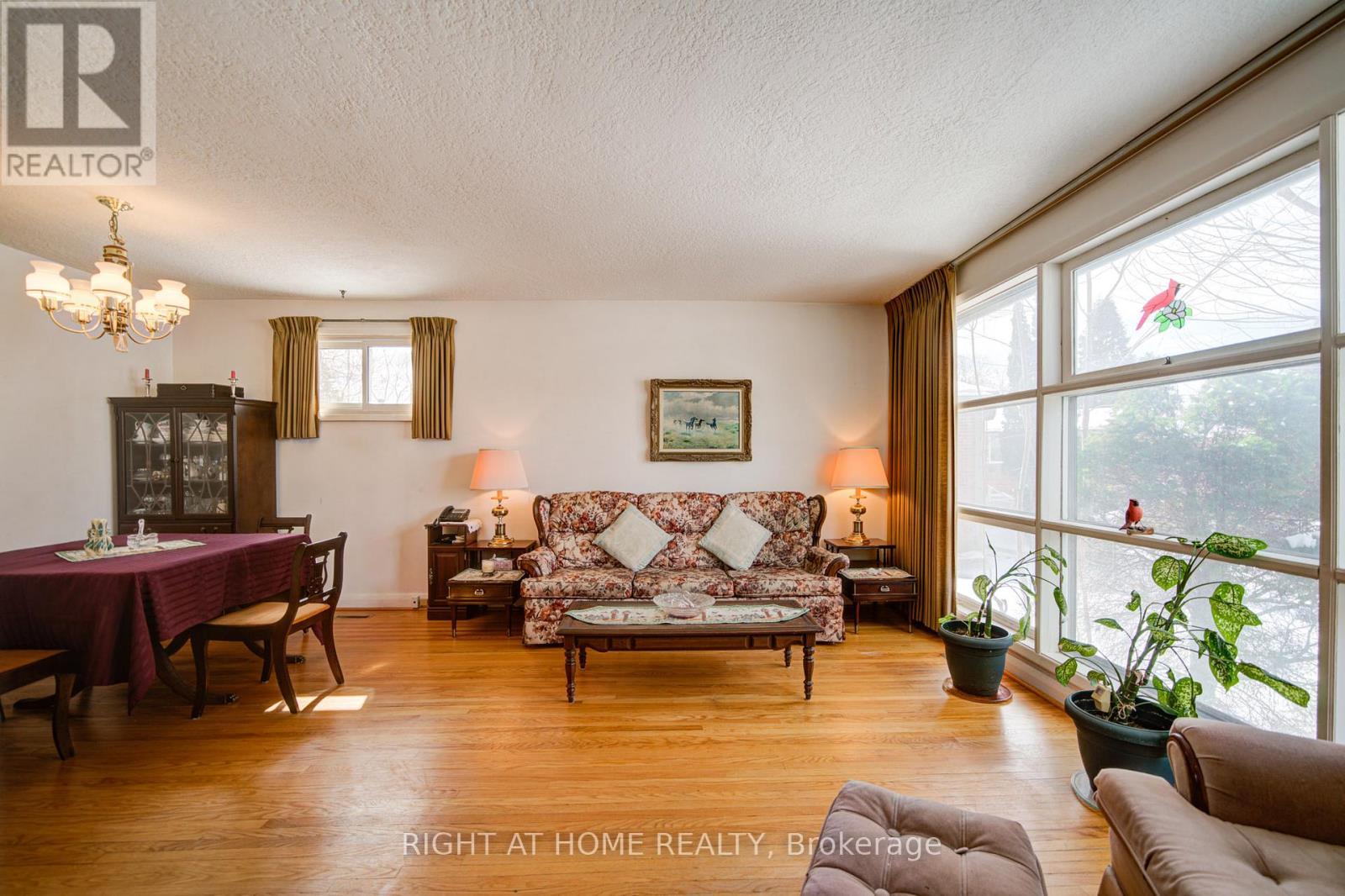 25 Strode Drive, Toronto, ON - Indoor Photo Showing Living Room