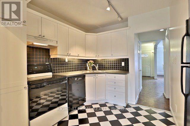 1st Floor Entrance & Kitchen - 34 Macpherson Avenue, Toronto, ON - Indoor Photo Showing Kitchen