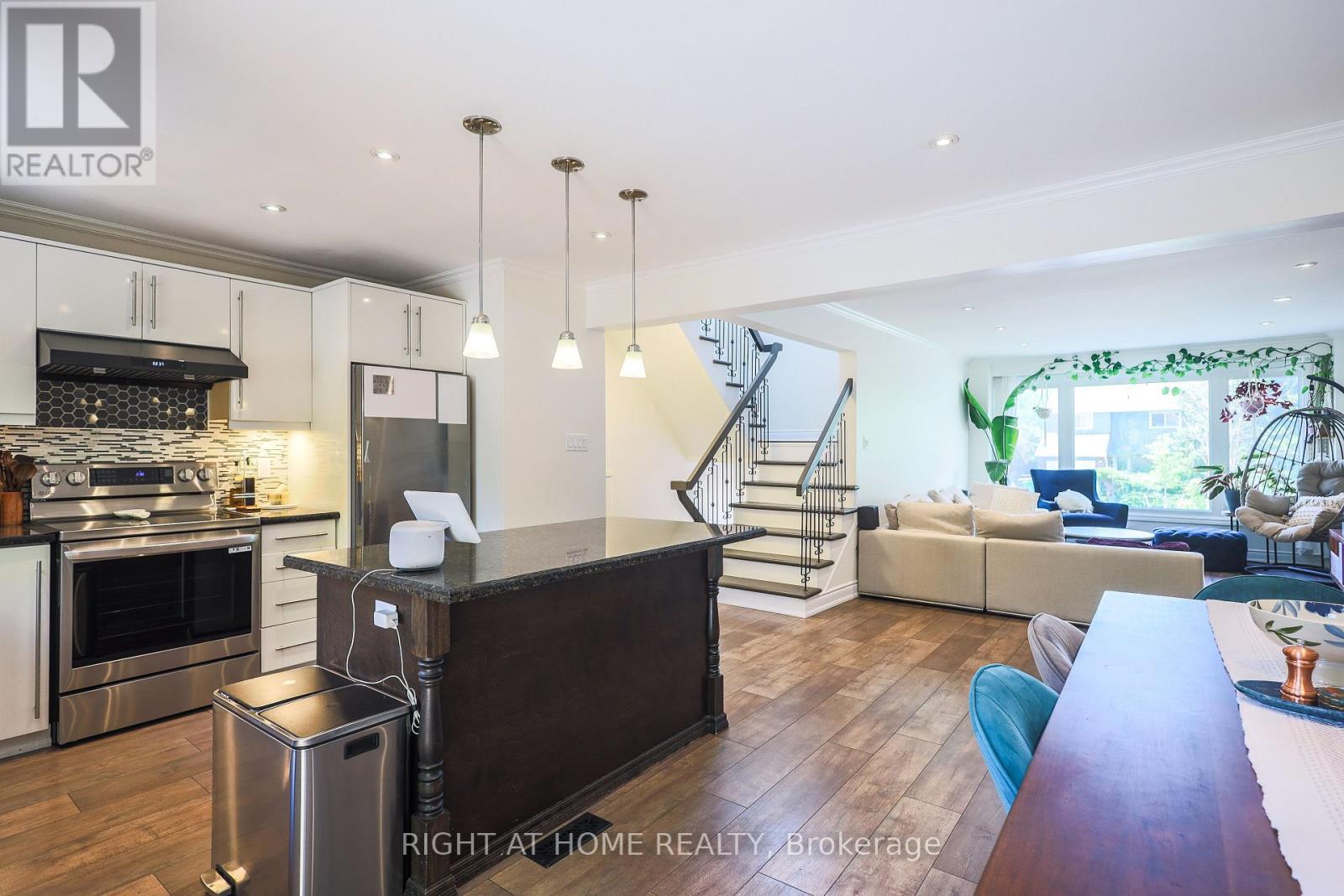 2126 Millway Gate, Mississauga, ON - Indoor Photo Showing Kitchen With Upgraded Kitchen