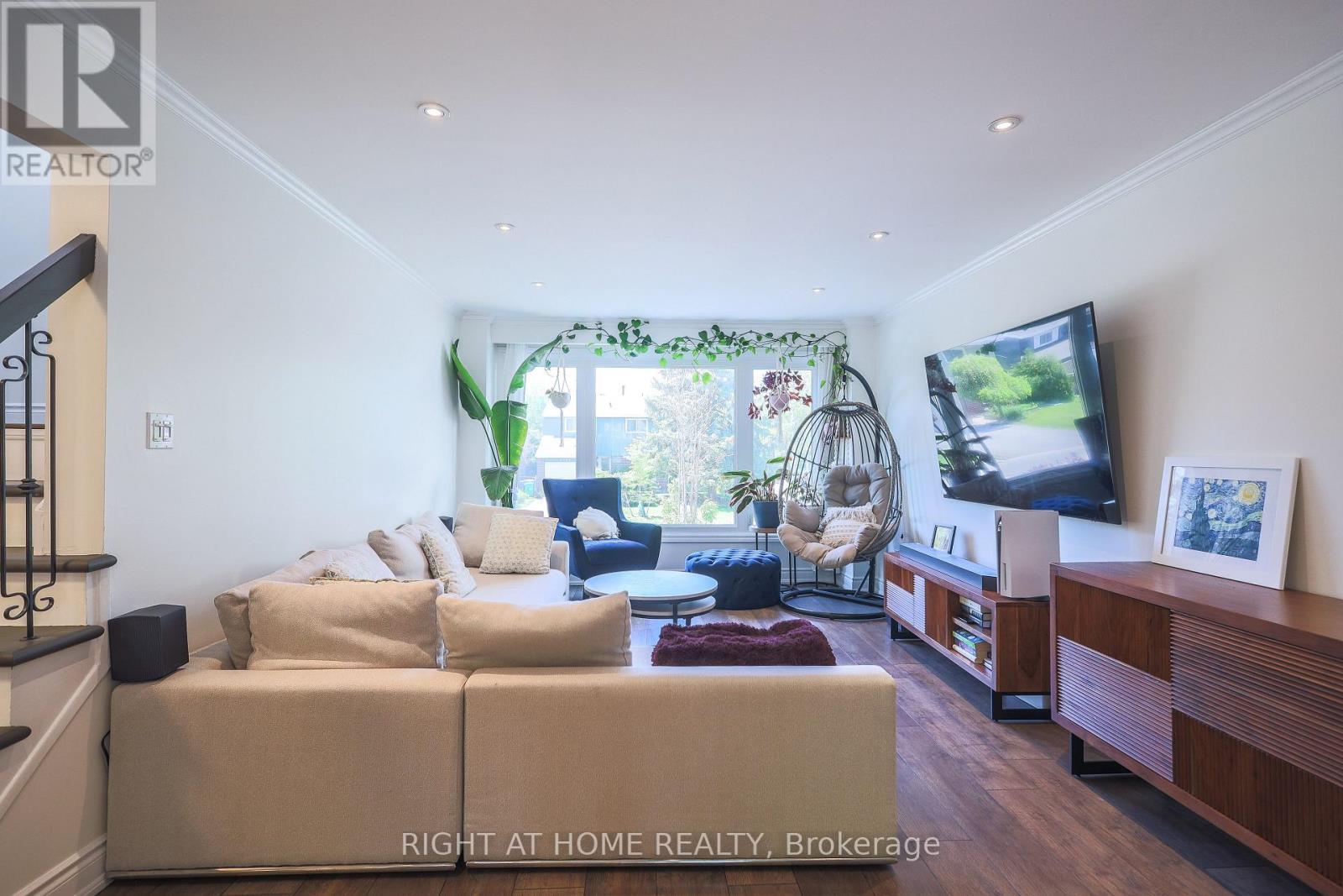 2126 Millway Gate, Mississauga, ON - Indoor Photo Showing Living Room
