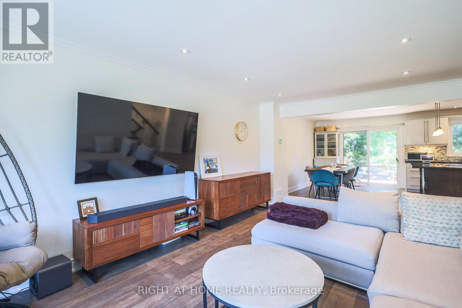 2126 Millway Gate, Mississauga, ON - Indoor Photo Showing Living Room