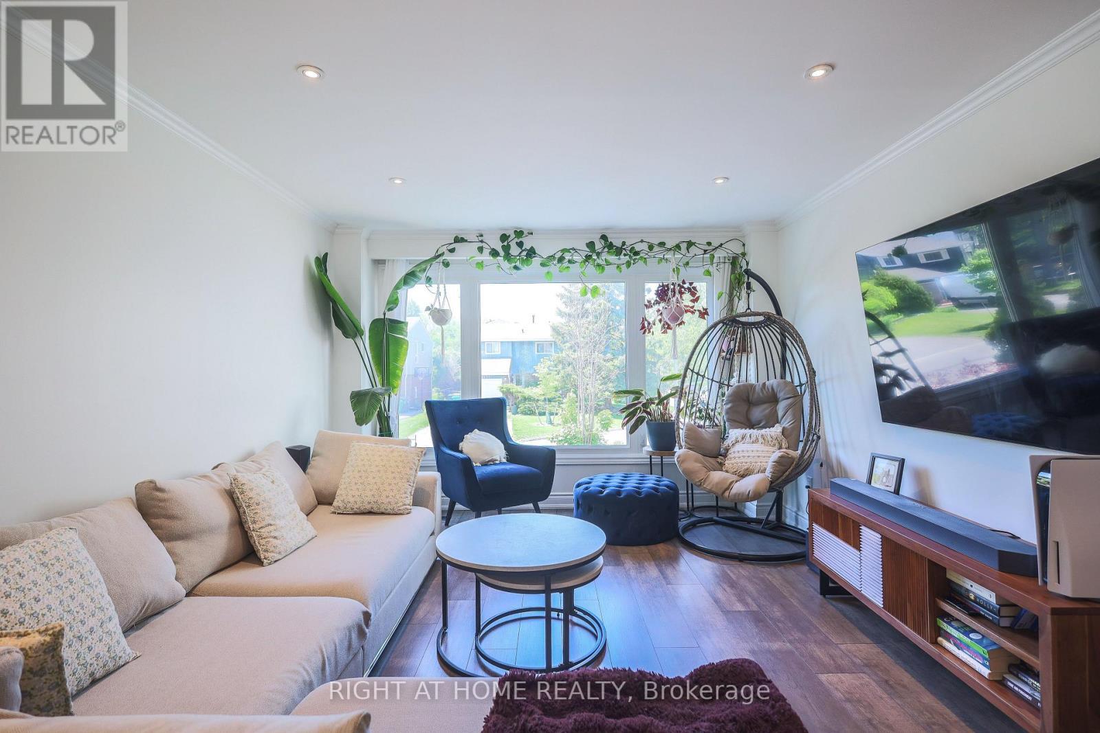 2126 Millway Gate, Mississauga, ON - Indoor Photo Showing Living Room