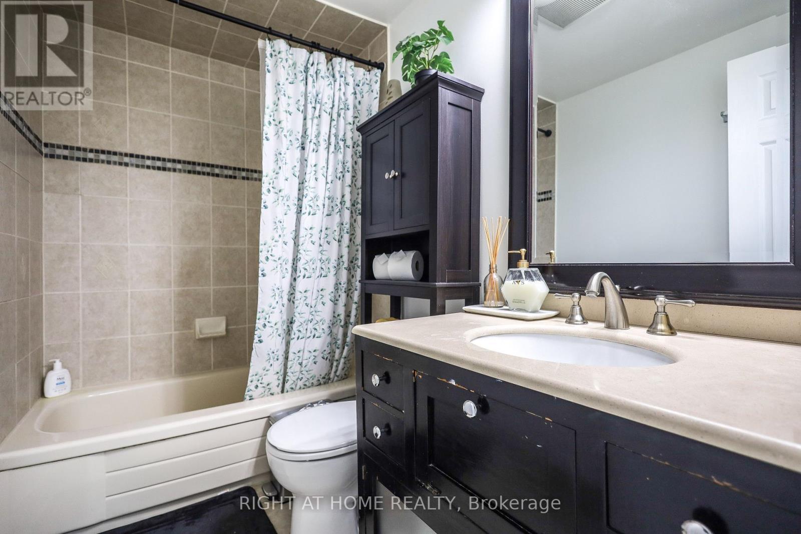 2126 Millway Gate, Mississauga, ON - Indoor Photo Showing Bathroom