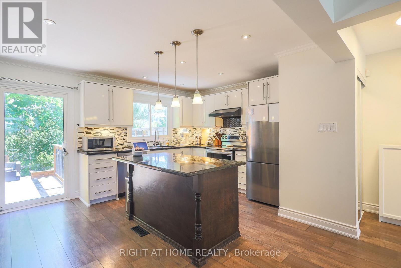 2126 Millway Gate, Mississauga, ON - Indoor Photo Showing Kitchen With Upgraded Kitchen
