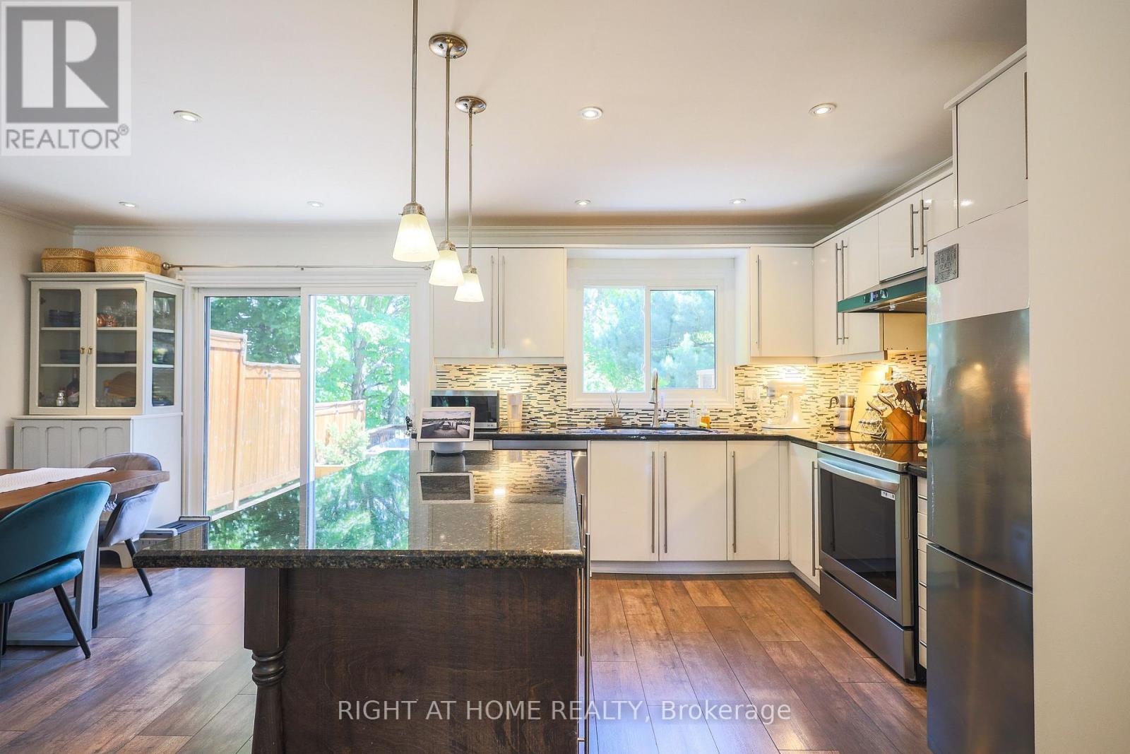 2126 Millway Gate, Mississauga, ON - Indoor Photo Showing Kitchen With Upgraded Kitchen