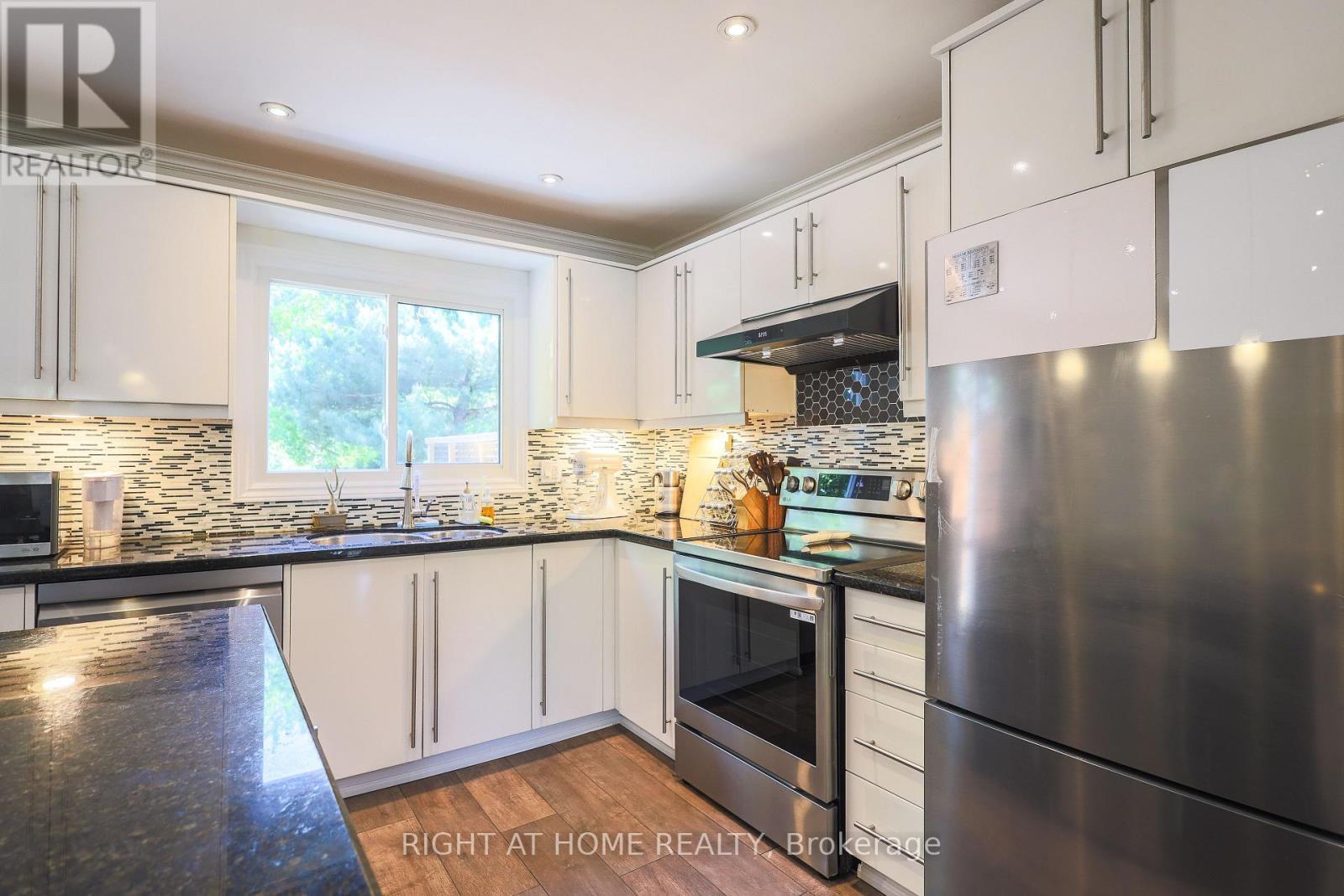2126 Millway Gate, Mississauga, ON - Indoor Photo Showing Kitchen With Upgraded Kitchen