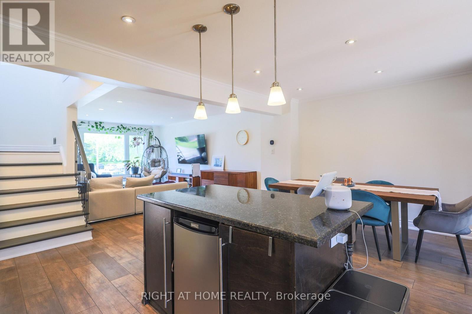 2126 Millway Gate, Mississauga, ON - Indoor Photo Showing Kitchen With Upgraded Kitchen