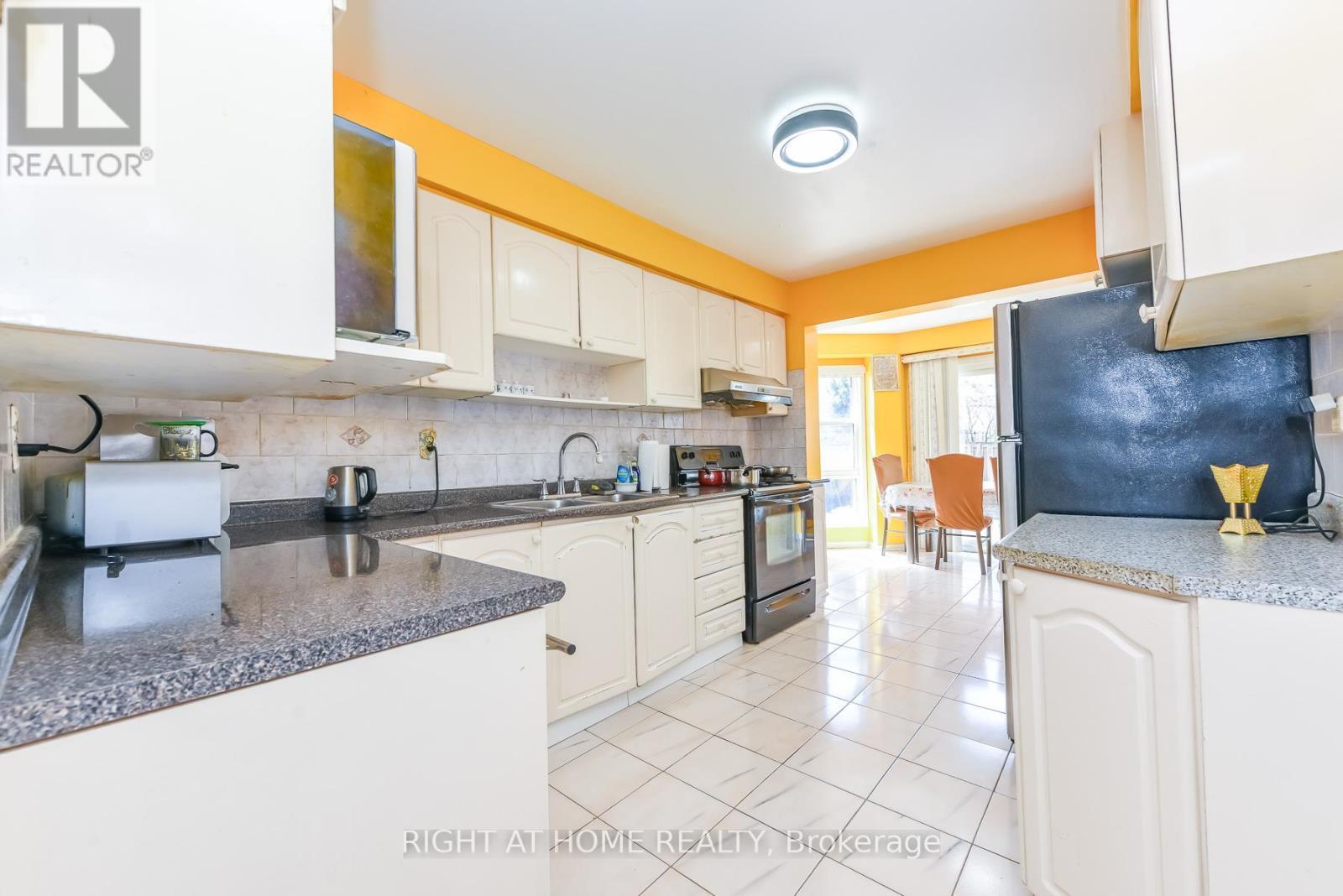 379 Wallenberg Crescent, Mississauga, ON - Indoor Photo Showing Kitchen With Double Sink