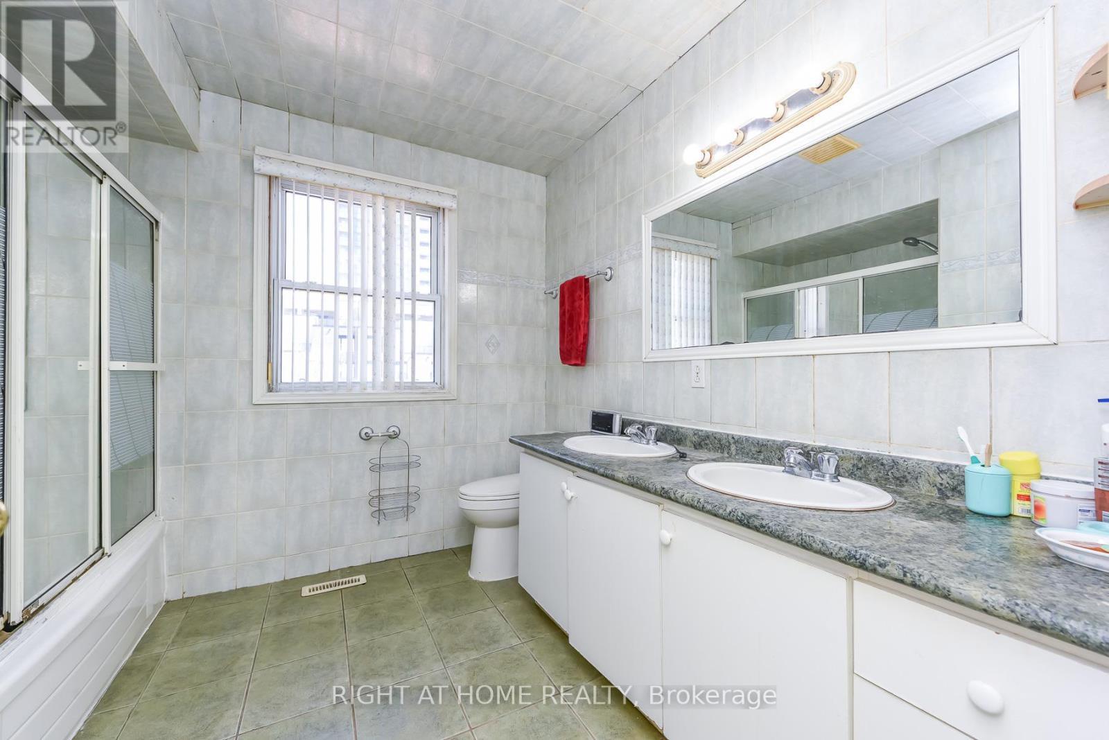 379 Wallenberg Crescent, Mississauga, ON - Indoor Photo Showing Bathroom