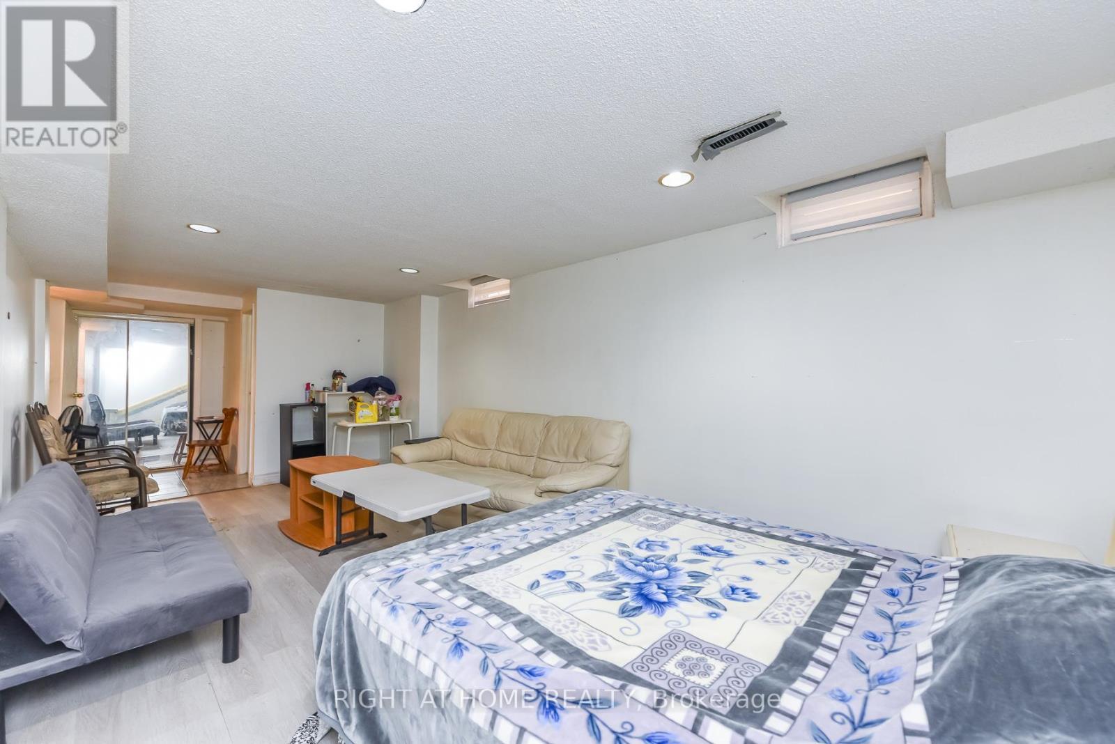 379 Wallenberg Crescent, Mississauga, ON - Indoor Photo Showing Bedroom