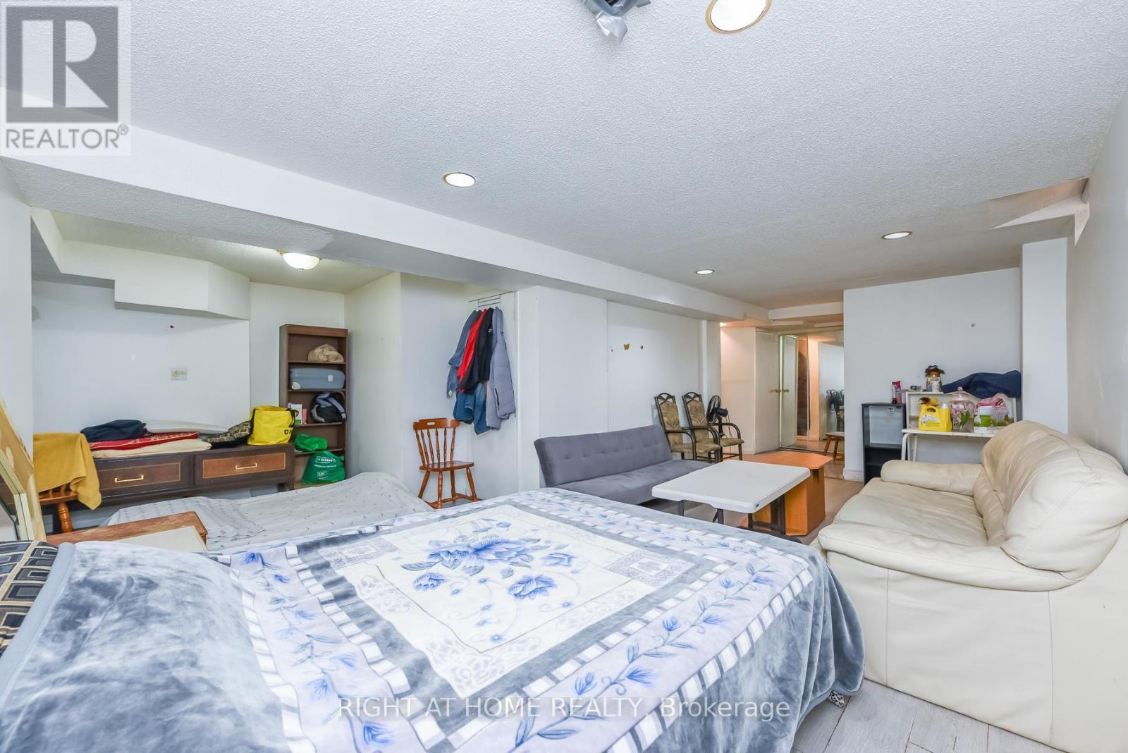 379 Wallenberg Crescent, Mississauga, ON - Indoor Photo Showing Bedroom