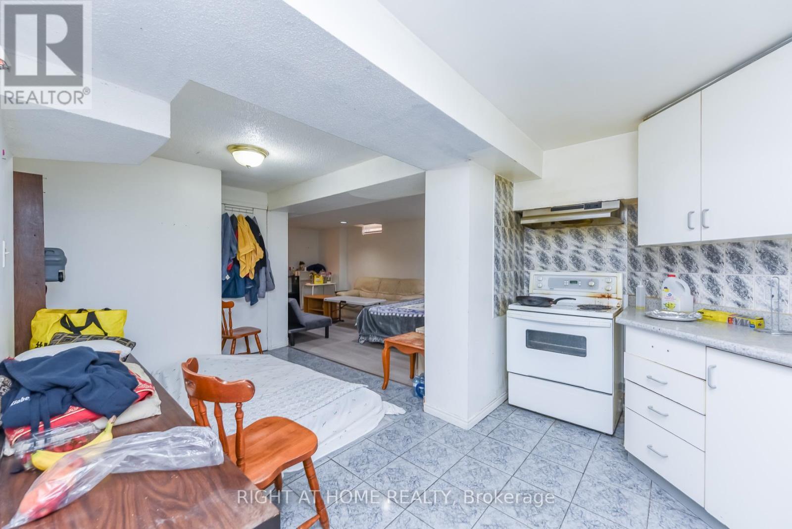 379 Wallenberg Crescent, Mississauga, ON - Indoor Photo Showing Kitchen